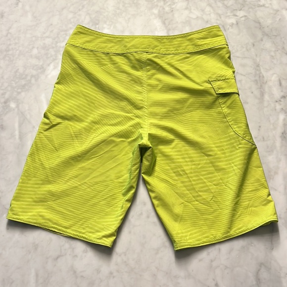 Volcom Mod Tech Shorts. Size 28. Neon yellow/green. Quick dry - Picture 4 of 8